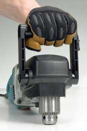 Front handles with generous hand clearance, like on this Makita, are preferred. To reduce the profile height, such handles can be rotated forward.