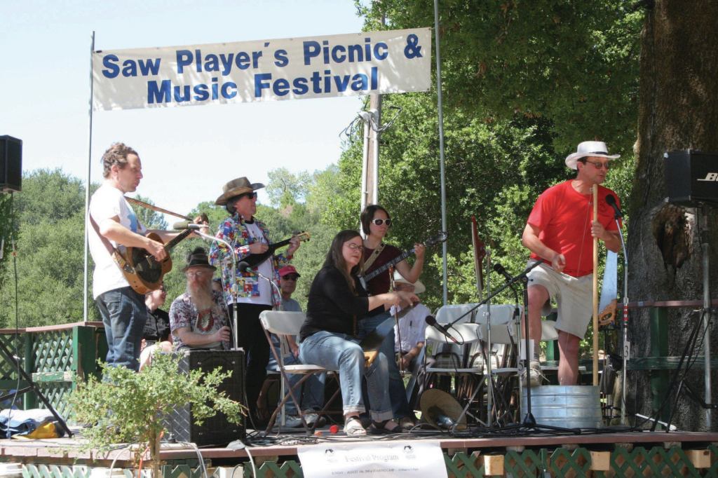 Saw players cut loose at an annual get-together in Felton, Calif.