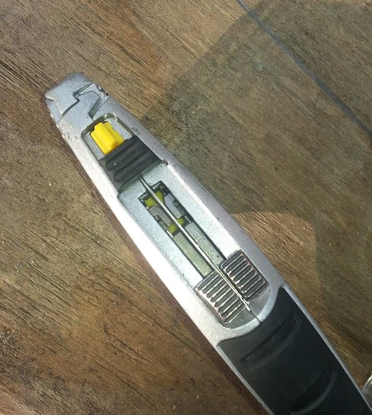 Twin blade knives have a pair of thumb buttons and hold two blades at the ready. This one is a FatMax Xtreme. Bostitch makes one too.