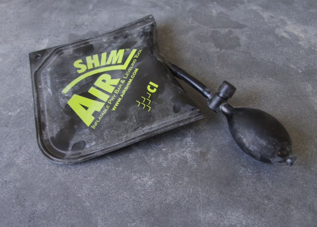 Made of a durable synthetic material, the inflatable bag also contains an internal stiffener making it easy to slip into small gaps. The hand pump allows for micro adjustments.