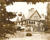 A photo from 1906 shows Naumkeag, in Stockbridge, Mass., with the original decorative shingling.