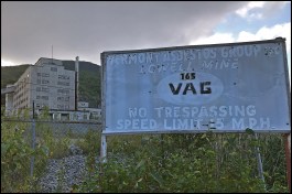The Eden and Lowell asbestos mines in the Mount Belvidere area of Vermont operated from roughly 1900 to the early 1990s. The mine’s eight-story-high processing mill is shown in the background. At the mill, asbestos fibers were separated from the crushed ore via air suction, then filtered through various mesh screens for grading purposes.