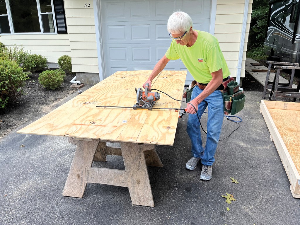 The Skateplate has wide rollers that reduce friction and improve accuracy. Rips to the center of a sheet of plywood are possible when a Skateplate is fitted with the optional 10-roller Skateguide with a 34-inch bar.
