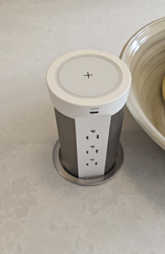 Hezi pop-up countertop outlet