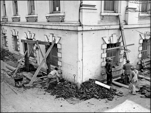 Restoration work began on December 12, 1949 and was spearheaded by general contractor John McShain, a.k.a. “The Builder of Washington". McShain had built the Jefferson Memorial (1943), the Pentagon (1943), and the FDR Library at Hyde Park, NY (1941). In the photo above, workers hand-excavate pits for new concrete piers in order to “underpin” the mansion’s exterior walls (portions of the existing stone foundation were removed in order to sink the pits below the existing façade). The photo was taken at northwest corner of the White House.
