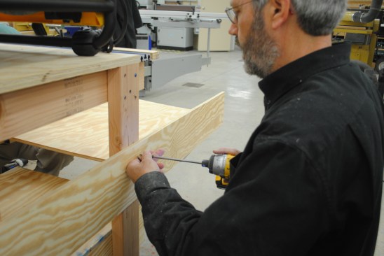 Screw the platform to the legs and braces with single
screws.