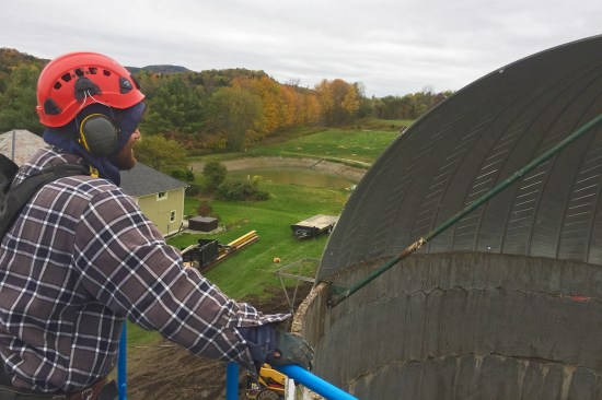 With the top rod cut, we removed the domed roof. These classic-style manufactured domed metal roofs first appeared in the 1930s. Before then, carpenters typically built wooden hip or bell-shaped dome roofs for the tops of silos.