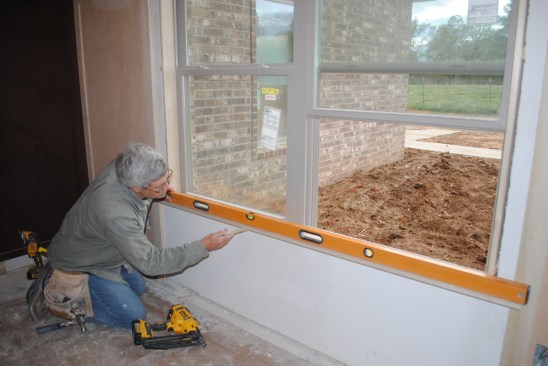 To let the horns of the window stool wrap onto the panel frames, the author installs the stool after completing the side panel installation. 