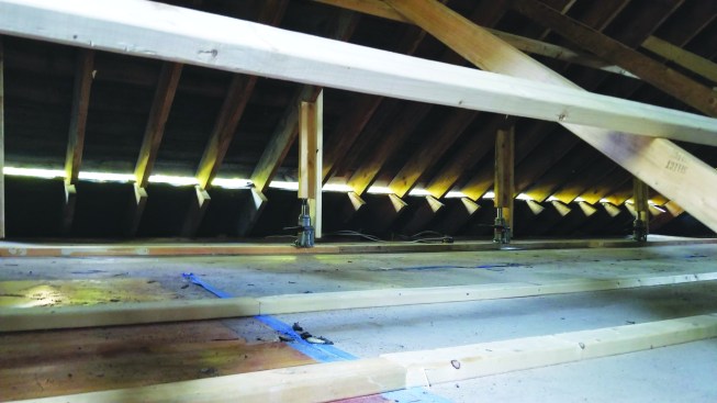 Initially, they used T-shaped lifting posts between the jacks and the rafters.