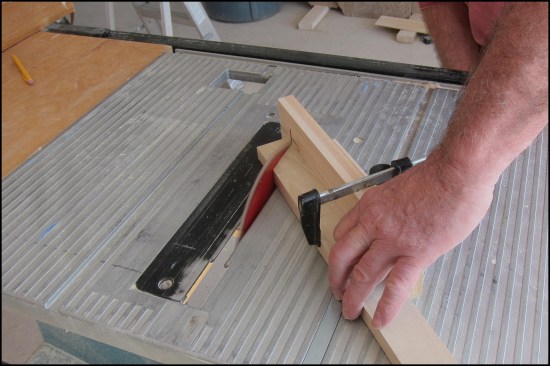 A precut kerf in the auxiliary fence provides a precise alignment reference for cuts of any angle. Clamping the workpiece to the gauge prevents it from slipping off the mark.