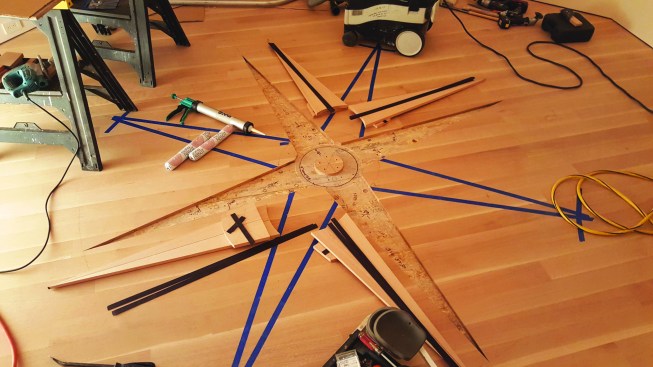 The author inlaid the compass points in contrasting woods and veneer.