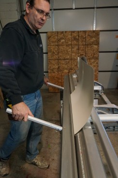 The lower jaws lift and bend the material to the desired angle.