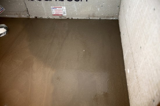 The leveling liquid fills the lowest corner with the head of the depth screw (visible as a small white dot) flush with the surface of the leveler. 