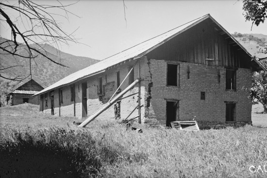 The northeast corner of Barracks #1 was braced in 1916 to keep the wall from collapsing. Restoration architect Clarence Cullimore noted in 1949, “the builders did not know that they were building the Fort almost directly over an earthquake fault, and but three miles from the now well-defined and occasionally active, San Andreas fault.”