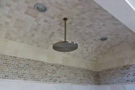… although gaps can occur where the light trims meet the curved ceiling, so they have to be properly sealed.