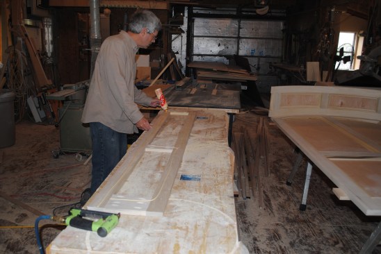 As before the sides are assembled with pocket screws. Here the author applies a bead of glue for the plywood back.