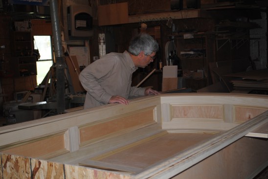 Temporary winglets attach at right angles to the sides to support the casing while the pieces are cut and fit. The author can then fit the curved top casing (made from MDF for this paint-grade project) to the sides on a stable, flat surface. 