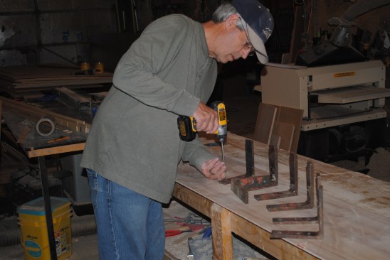 Angle irons screw to the bench top along the arc drawn on the bench top.