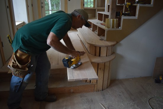 After tracing the radius from the template, the author cut the curve with a jigsaw.