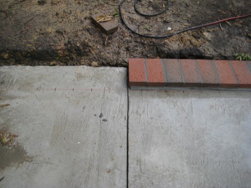 The authorcompletes the installation to the control joint and repeats the process for the edge bricks from there. 