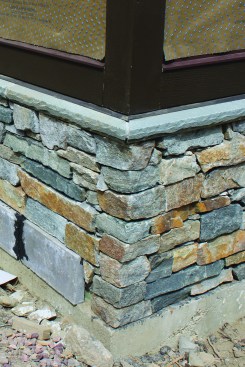 The finished corner veneer looks like solid blocks of stone set in alternating directions on the corner.