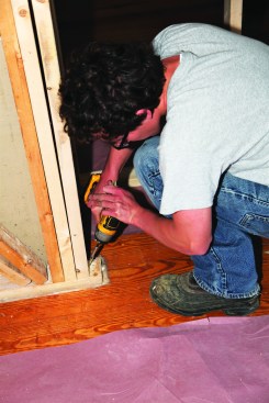 Toe-screws fasten the jacks to the plate at the bottom ...