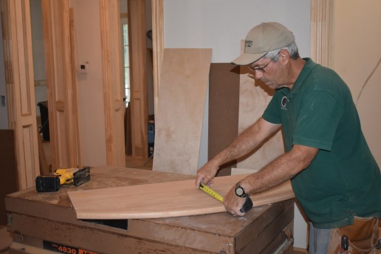Holding the tape measure at 11 1/2 inches, the author rough scribes the inside curve for the tread.