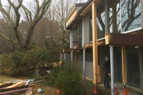 Workers posted up the cantilevered floor and roof as necessary.