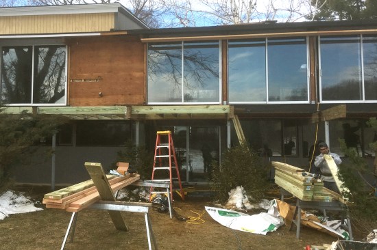 Matching the previous deck’s framing layout, the new deck was flush-framed with 2-by pressure-treated stock between the parallams.