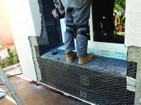 Recessed windows are used as step stools and are also often damaged by tools and materials that are passed in and out of the opening during construction. For this reason, the author calls for installing an extra layer of black paper on the bottom area of the recess.