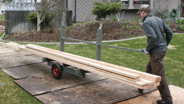 One of the cart's key features is a long extension handle that I made out of 1 1/4-inch-square tube; it slides into 1 1/2-inch-square receiver tube welded to the uprights 20 inches above the bed.