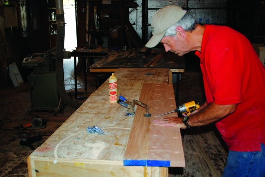 The author uses pocket screws to join oak boards for a stair tread. Thanks to the pocket screws, he doesn't need to spend time waiting for the glue to dry.