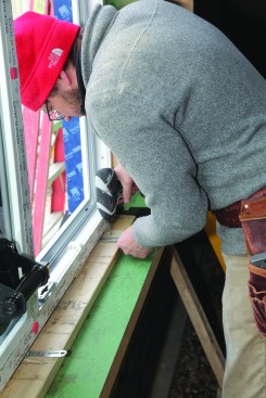 Once the window was in its final position, its installation brackets were screwed to the opening.