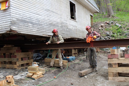 Beam rollers were placed on a “pyramid” stack of cribbing; the pyramid stacking formation was used throughout the lifting process to transmit loads through cribbing towers.