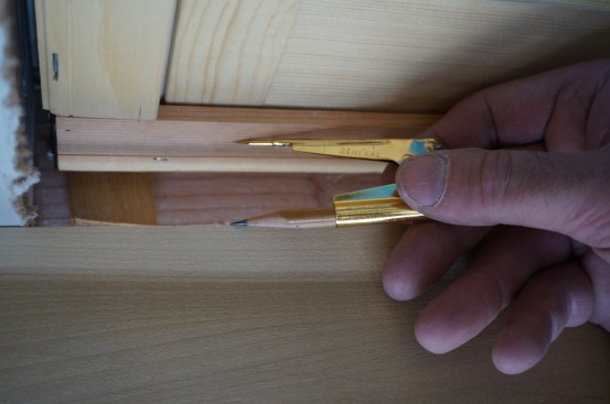 Set the dividers at the distance between the edge of the stool and the window frame.