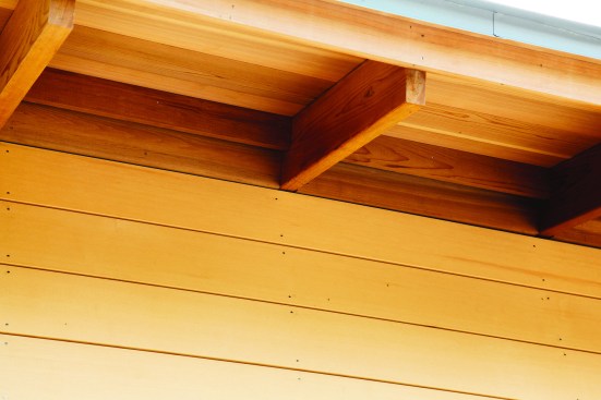 Air space at the top of the wall allows ventilation for drying.