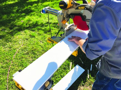 After adjusting the cutting angle of the saw blade, he cuts the risers precisely to the cut lines.