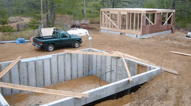 Wedged-shaped battens made of pressure-treated lumber were fastened to the inside of the foundation forms 2 feet on-center. A double layer of 1 1/2-inch polyisocyanurate foam board is attached to the battens with screws and plastic washers.