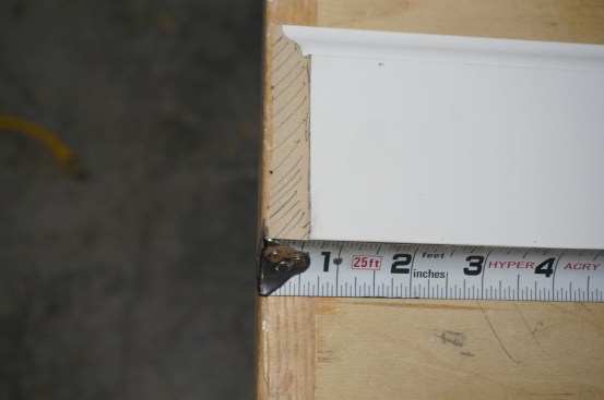 Align the end of the baseboard with the edge of the work table and hook the edge to pull the measurement.