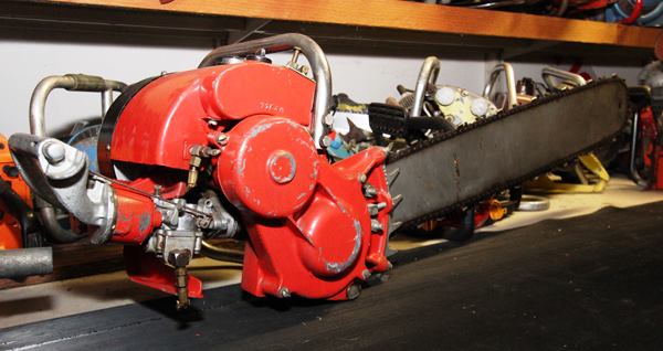 Early chainsaws were gear-driven. From the mid-1950s to the early 1960s some companies lightened their saws by switching over to belt drive. This belt-driven Homelite 20 MDS is from that time period. Modern saws are direct drive with a centrifugal clutch to prevent the chain from spinning at idle.