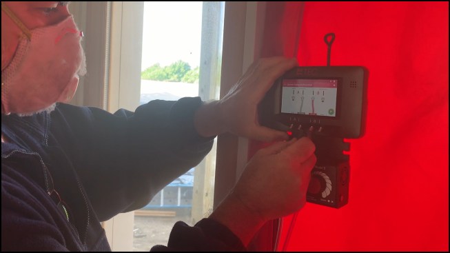 The DG 1000 is much more intuitive, graphically showing where to connect red and green diagnostic tubing.