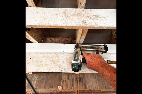 The author added 3/16-inch shims to the riser face of every correction block to allow room for a full 10-inch-wide top tread. (When the author reached the top of the stairs, he discovered the landing hadn’t been built parallel to the stair layout, which necessitated his having to trim 3/16 inch from the last block.)