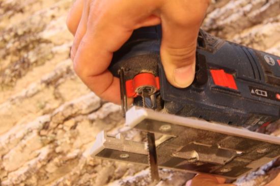 A twist-lock mechanism works effortlessly with one hand. The port releases blades with a little help from an internal spring which means broken pieces release easily as well.