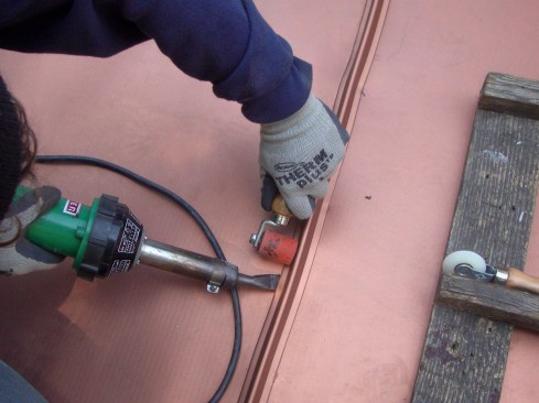 When installing the rib profiles, first tack-weld them in place to ensure that they are straight prior to final welding. Similar to the seam work, the profiles are hot-air welded to the membrane with the torch nozzle placed under the ribs, then immediately pressed with a seam roller.