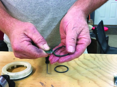 Select the proper replacement O-ring from the kit and smear the ring with the lubricant provided in the kit.