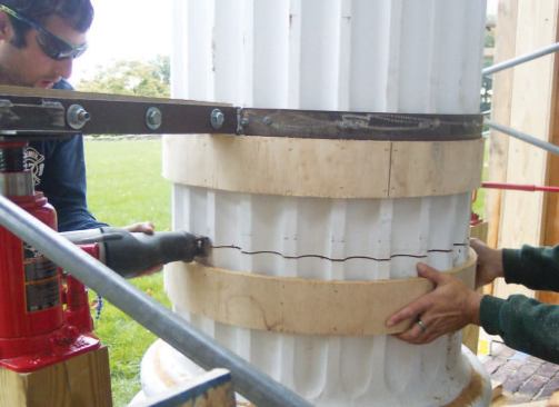 Rings of bending plywood served to guide the cutting of the wood columns, which was done with reciprocating saws and circular saws.
