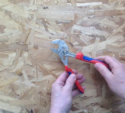 The lower jaw moves in response to a cam-like piece on the end of the upper handle.