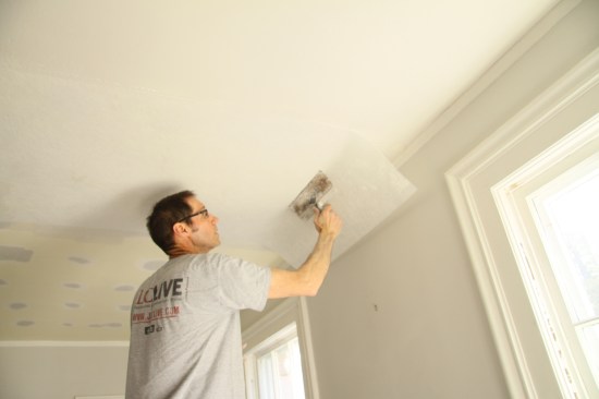 Position the first piece of wall reinforcement along a straight corner or
chalked line and press it into the compound with a wide taping knife, working from the center toward the edges.