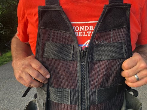 The mesh the vest is mainly made from breathes. It’s so light and distributes the weight of the different bags I put on it so well, it feels as if it isn’t even there. That's some trick.