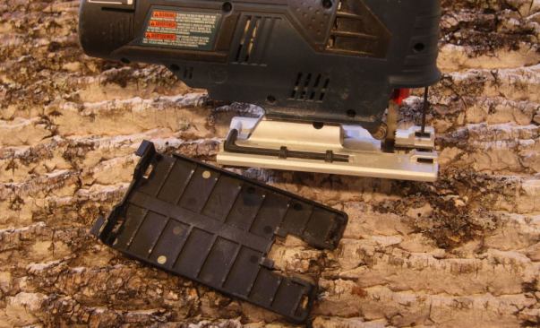 The allen key stores securely at the top of the footplate, keeping it close at hand. A removable no-mar plastic plate clips over the footplate.